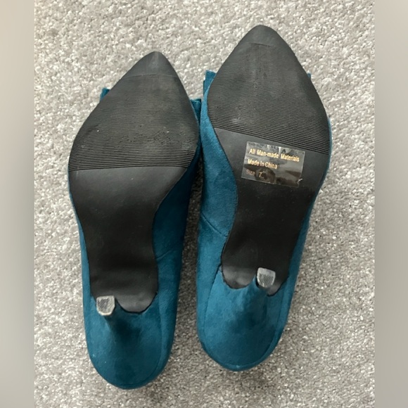NWOT Bow Heels - Picture 4 of 4